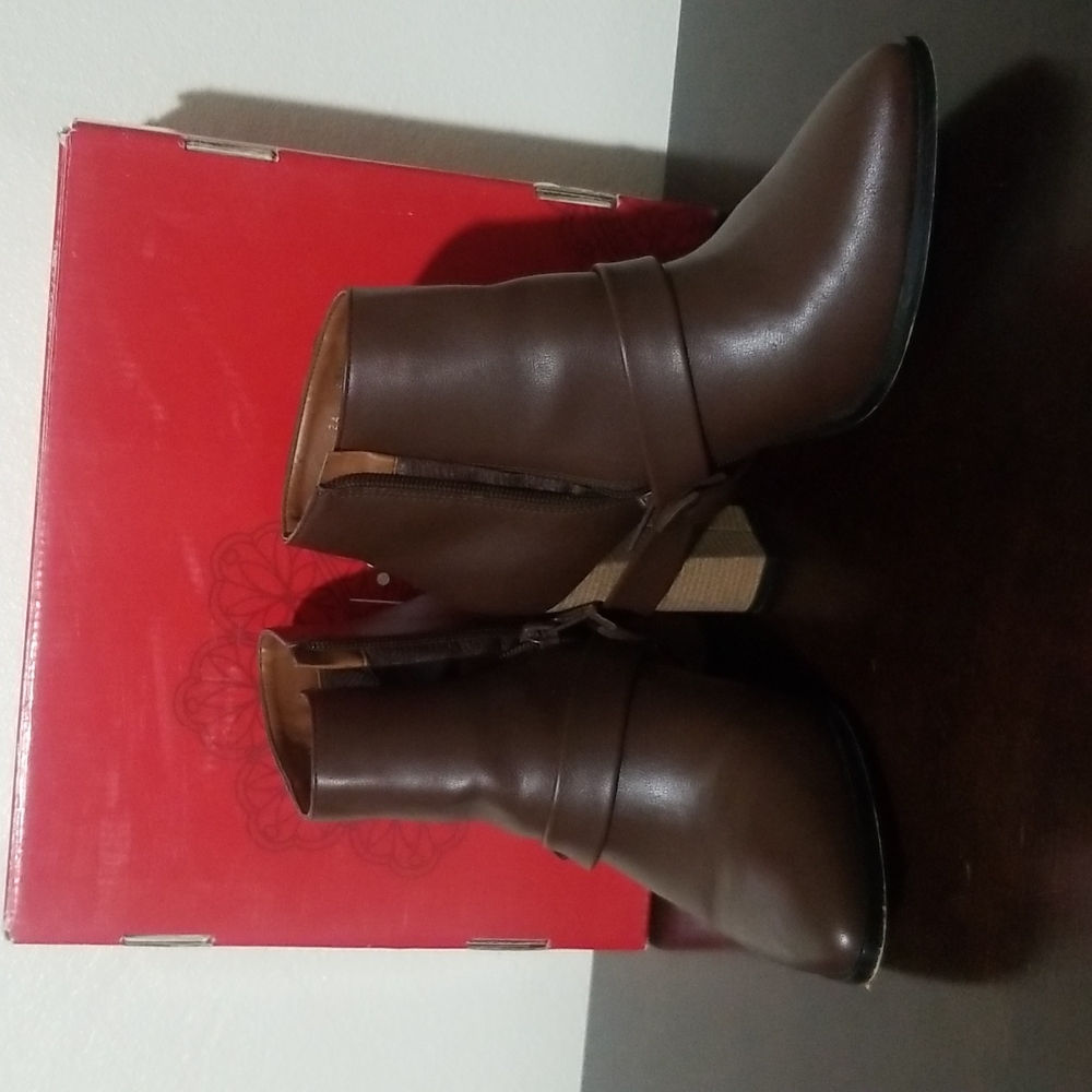 Andrea brown boots size 7